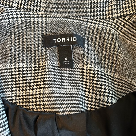 Torrid Black Plaid Houndstooth Cutaway Stretch Blazer Torrid Size 4 = US 4X 26W. - Picture 15 of 15